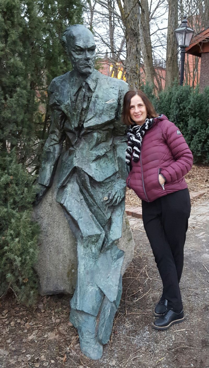 Susanna Alakoski poserar med en av sina förebilder som författare i mars 2017